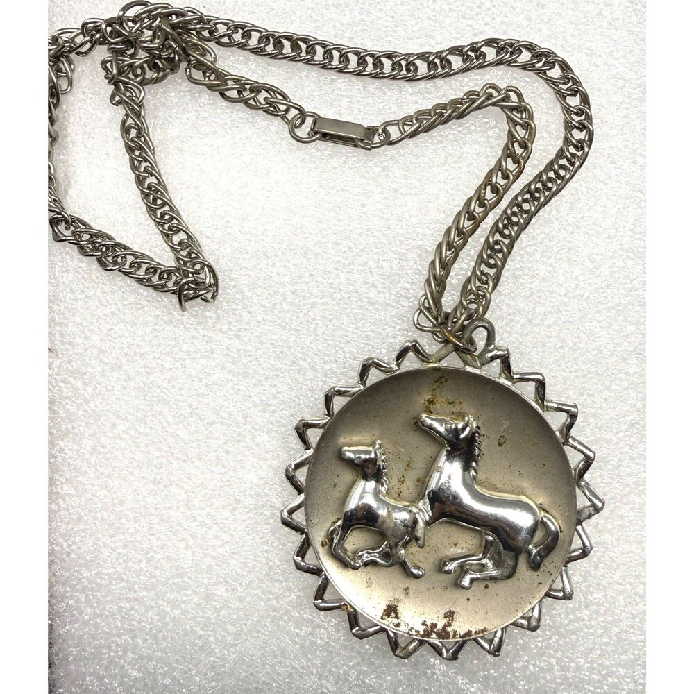 Vintage Horses Equestrian Themed Round Medallion Silver Toned Necklace - Picture 1 of 9